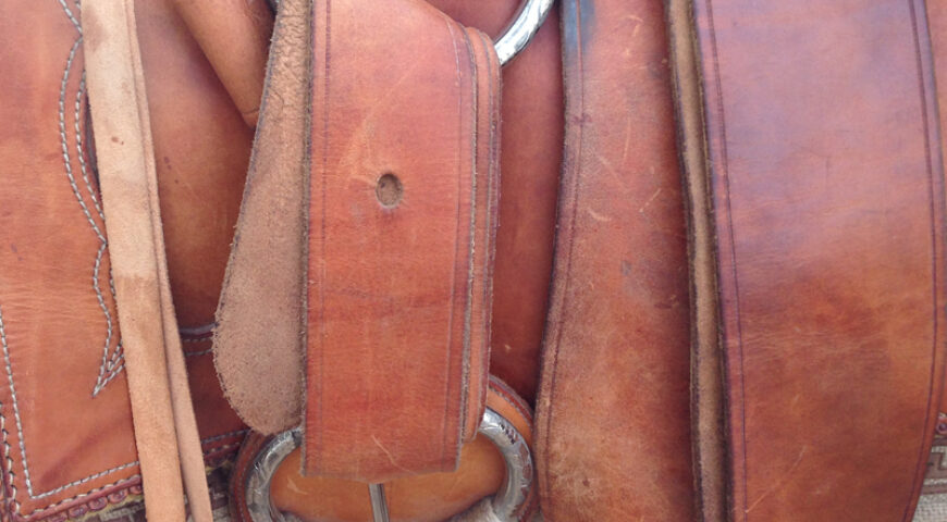 Una de las maneras de colocar el sobrante del látigo al cinchar