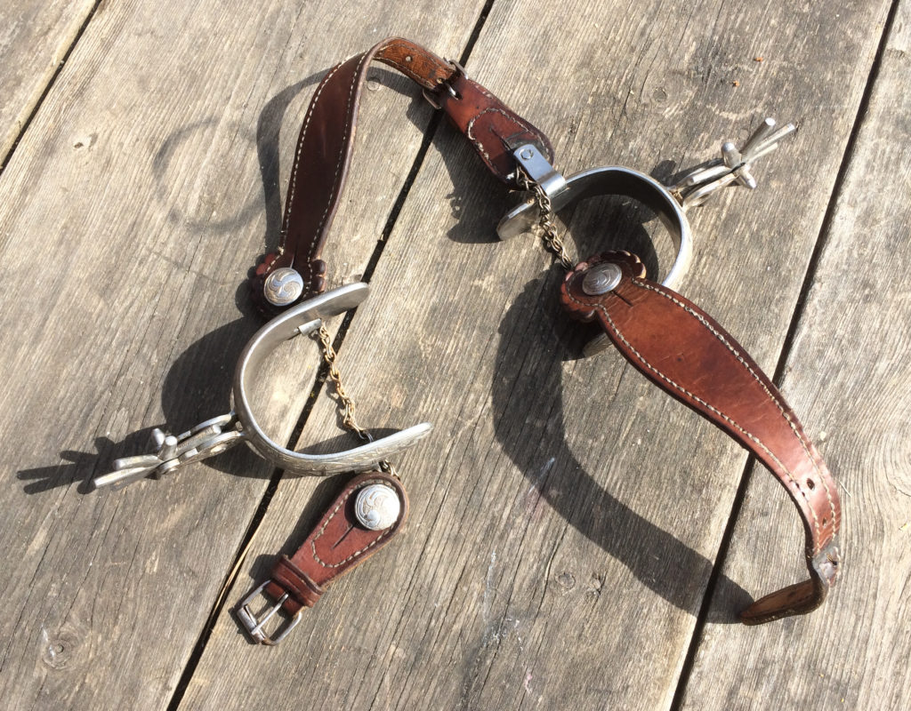 Espuelas unidas por los correones